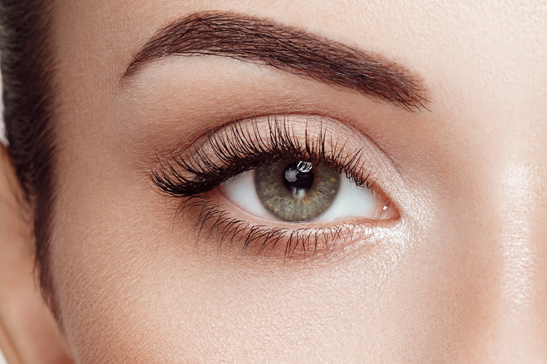 Nahaufnahme eines Auges mit langen, gepflegten Wimpern und definierten Brauen – Wirkung von POWER Lashes & Brows Serum